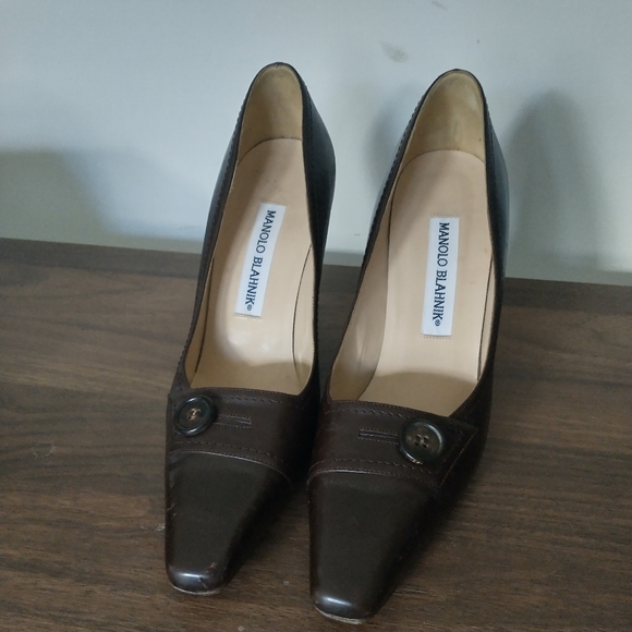 Manolo Blahnik Square Toe Button Pump - Picture 3 of 9